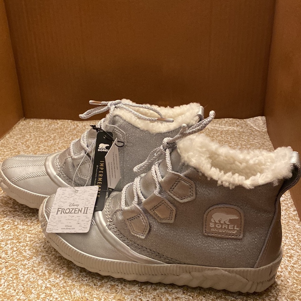 Disney X Sorel Out N About Plus Frozen boots. Women’s size 7. Silver- super cute